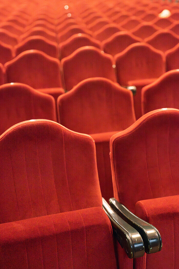 Leere Sitze in einem Theatersaal, Sevilla, Spanien