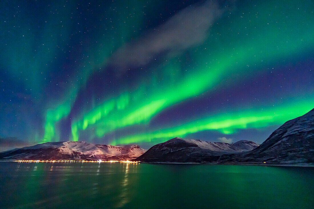 Ein schönes Polarlicht in Vorhängen über dem Norden, 19. Oktober 2019, beobachtet vom oberen Deck 9 der ms Trollfjord auf der Fahrt in Richtung Süden nördlich von Tromsø entlang der norwegischen Küste. Die Beleuchtung stammt teilweise vom abnehmenden Gibbous-Mond.