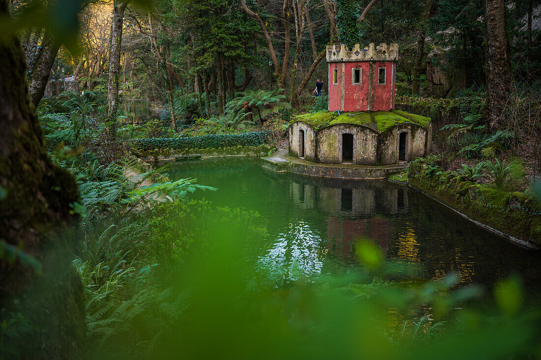 Antikes Entenhaus, das einem Turm ähnelt, im Tal der Seen und am Vogelbrunnen im Park und Nationalpalast von Pena (Palacio de la Pena), Sintra, Portugal