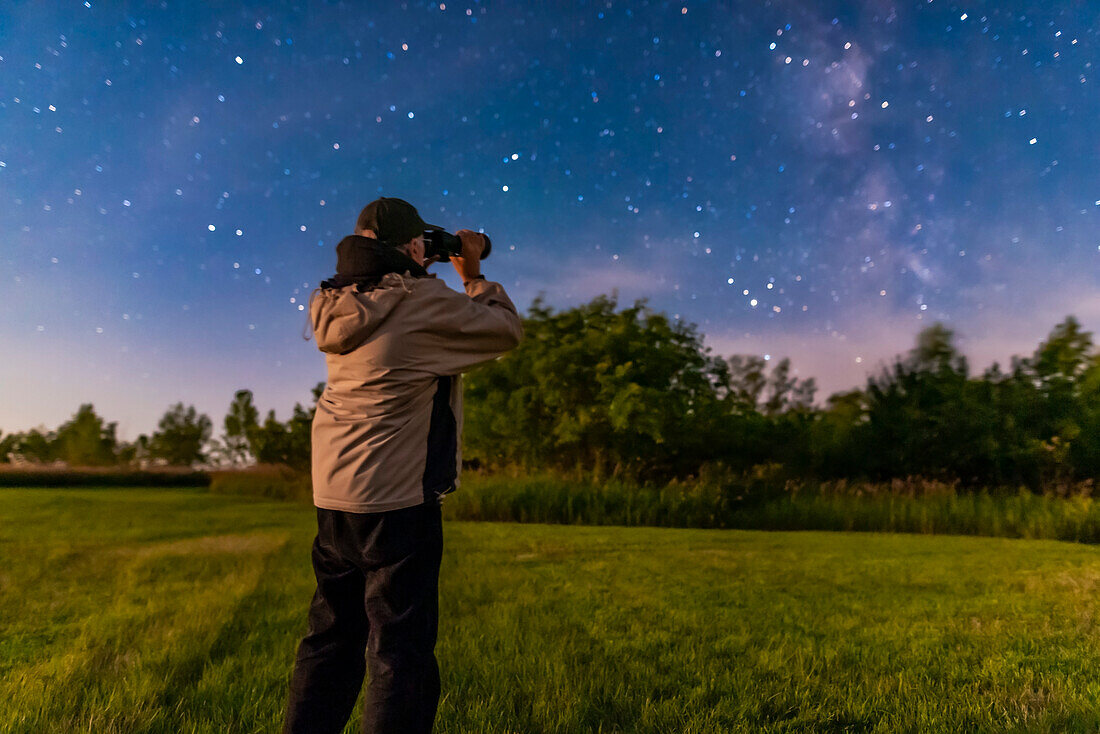 A selfie of me observing with the Celestron 15x70 SkyMaster binoculars, in the light of the rising waxing Moon, from home August 20, 2019.