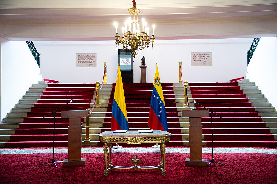 Die Flagge Kolumbiens und die Flagge Venezuelas kurz vor einer gemeinsamen Erklärung über die Zusammenarbeit bei der Suche nach Personen, die an der venezolanischen Grenze vermisst werden, in Bogota, Kolumbien, am 30. Juni 2023.