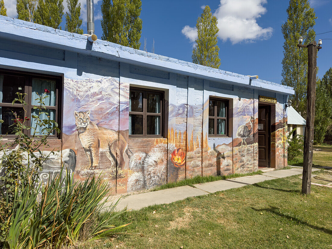 Wandmalereien an den Wänden des Besucherzentrums des El Leoncito National Park in Argentinien.
