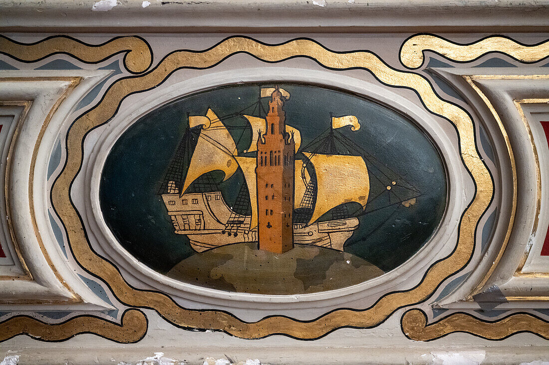 Detail des Theatersaals von Lope de Vega, mit dem Giralda-Turm und einem Karavellenschiff über dem Globe. Sevilla, Spanien.