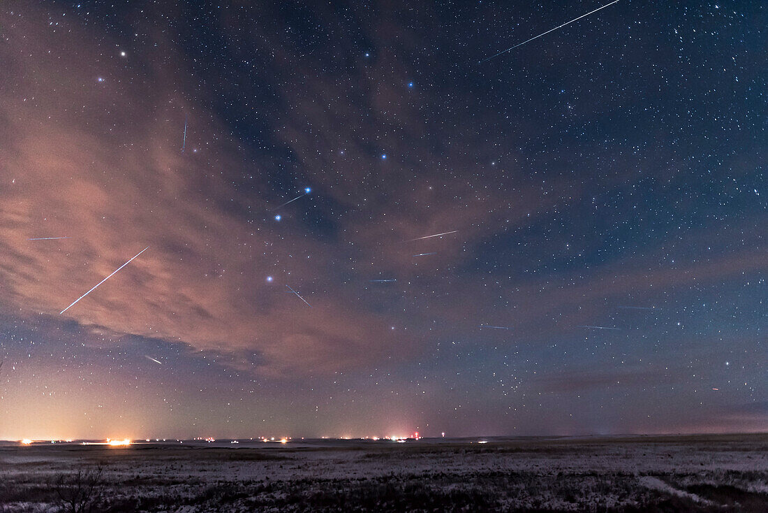 Ein Kompositbild des Quadrantiden-Meteorschauers am 3. Januar 2016, eine Bildsequenz, die über 2 Stunden von 21 bis 23 Uhr MST aus dem südlichen Alberta aufgenommen wurde. Dies ist ein Stapel von 14 Bildern, den besten von 600 Aufnahmen, die Meteore aufnahmen. Der Boden und der Himmel stammen von einem Bild mit dem besten Quad der Nacht, und die anderen Bilder wurden maskiert und in dieses Bild geschichtet, ohne dass versucht wurde, ihre Pfade mit dem sich bewegenden Radiantenpunkt auszurichten. Im Laufe der 2 Stunden hat sich der tief im Norden liegende Radiantenpunkt jedoch nicht allzu sehr 