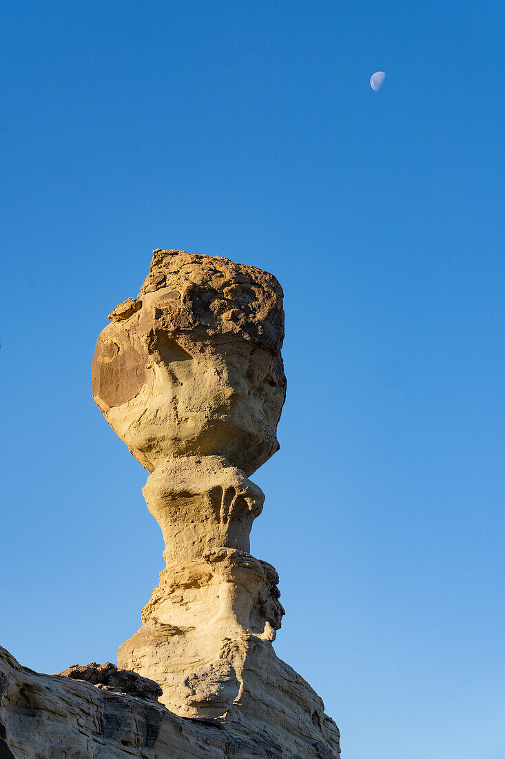 Mond über dem Submarine, einer erodierten Sandsteinformation im Ischigualasto Provincial Park, Provinz San Juan, Argentinien.