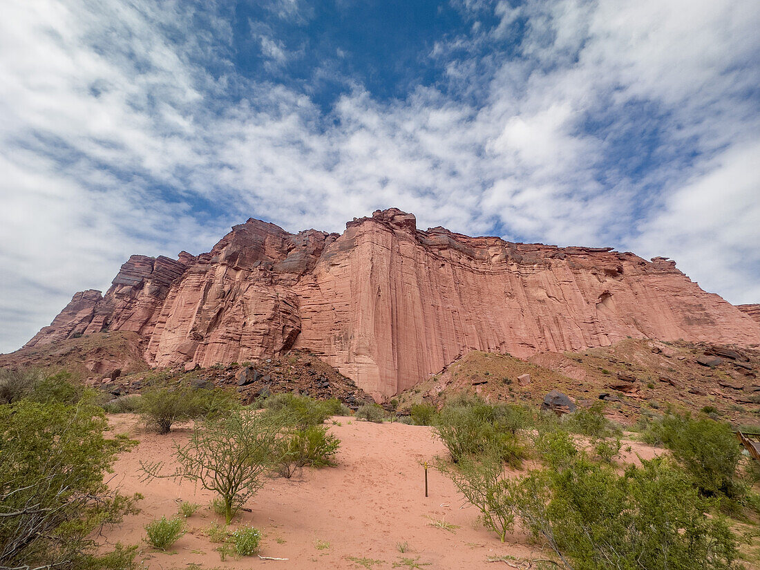 Pfad zu den prähispanischen indigenen Petroglyphen an der Puerta del Cañon im Talampaya National Park, Argentinien.