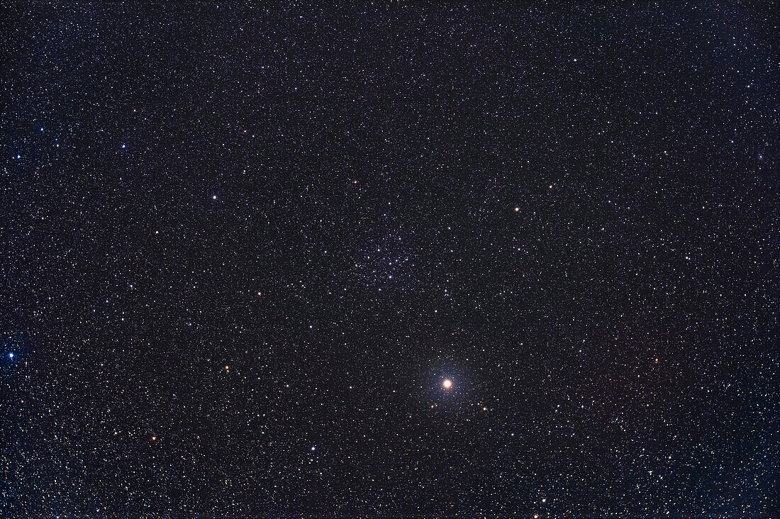 Der spärliche Sternhaufen IC 4665 im Ophiuchus über dem gelben Stern Cebalrai oder Beta Ophiuchi. Dieser große Haufen eignet sich am besten für die Beobachtung mit einem Fernglas.