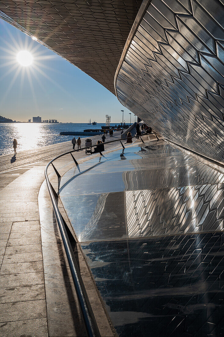 MAAT (Museum für Kunst, Architektur und Technologie), entworfen von der britischen Architektin Amanda Levete, Belem, Lissabon, Portugal