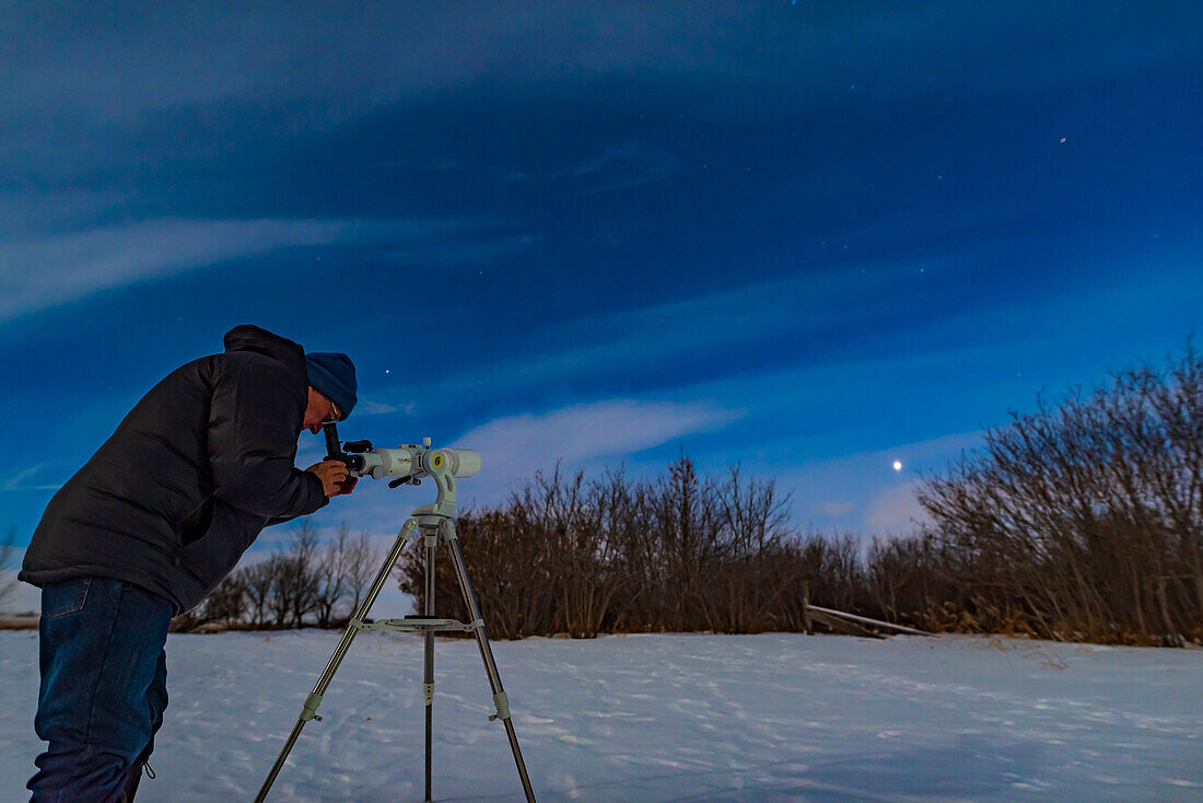 Ein Selfie von mir bei der Beobachtung der Venus in Wolken und im Mondlicht. Ich benutze den Explore Scientific 80mm Refraktor auf der Twilight Nano alt-az Montierung. Das war am 9. Januar 2020.