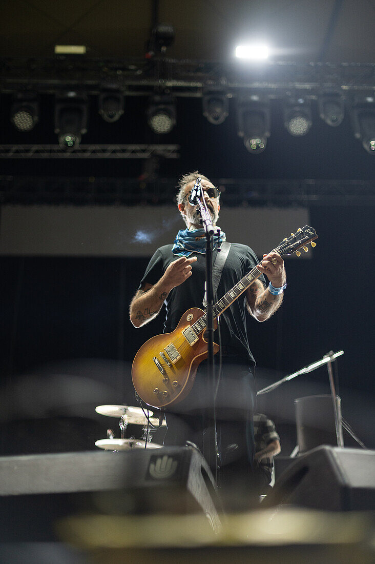 Die mexikanische Band Molotov tritt live beim Vive Latino 2022 Festival in Zaragoza, Spanien, auf