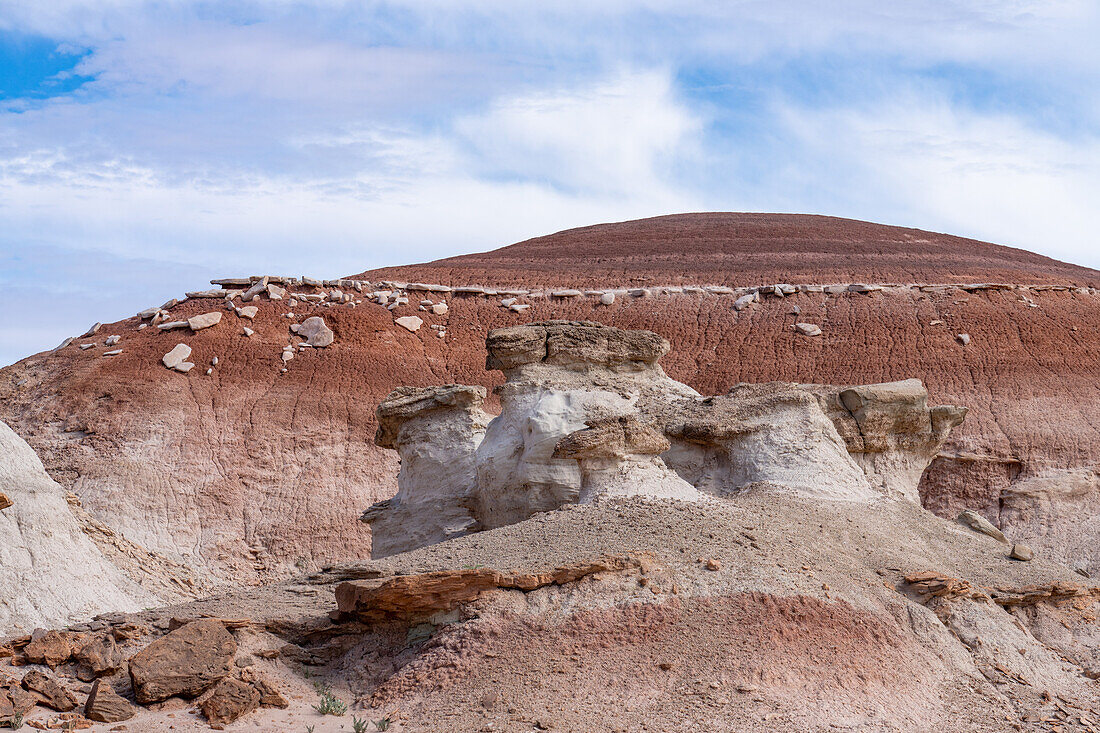Gesteinsbrocken auf Ton-Hoodoos in den Bentonit-Hügeln der Caineville-Wüste bei Hanksville, Utah.