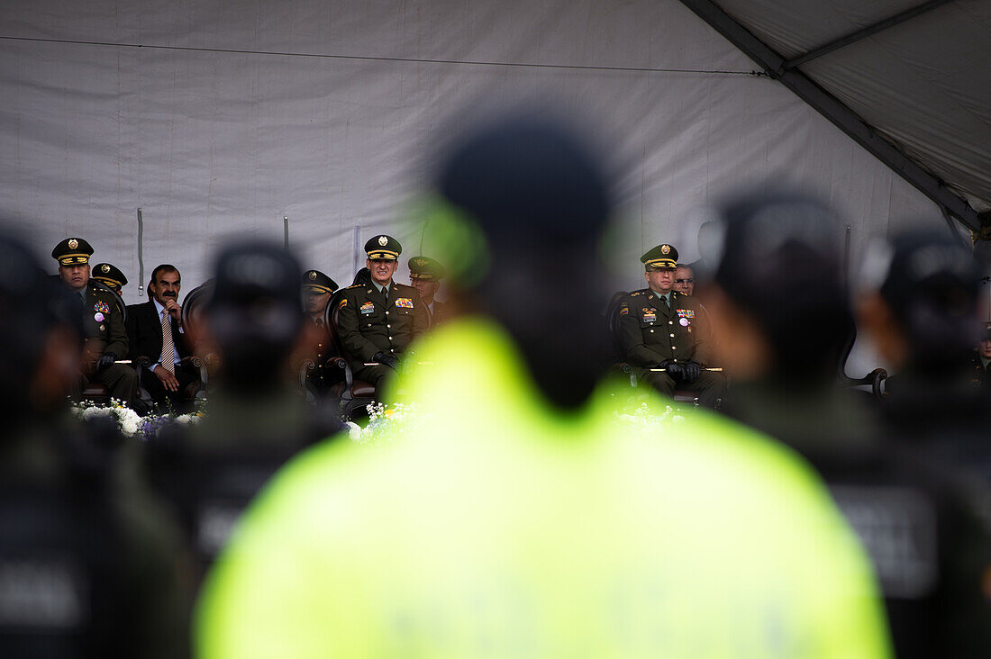 (Von links nach rechts) Der ehemalige Direktor der kolumbianischen Polizei, General a.D. Rodolfo Palomino, der Direktor der kolumbianischen Polizei, William Rene Salamanca (C) und der ehemalige Kommandeur der Polizei von Bogota, Brigadegeneral Carlos Triana, während der Zeremonie zur Übernahme des Kommandos der kolumbianischen Polizei durch Brigadegeneral Sandra Patricia Hernandez in Bogota, Kolumbien, am 30. Juni 2023.