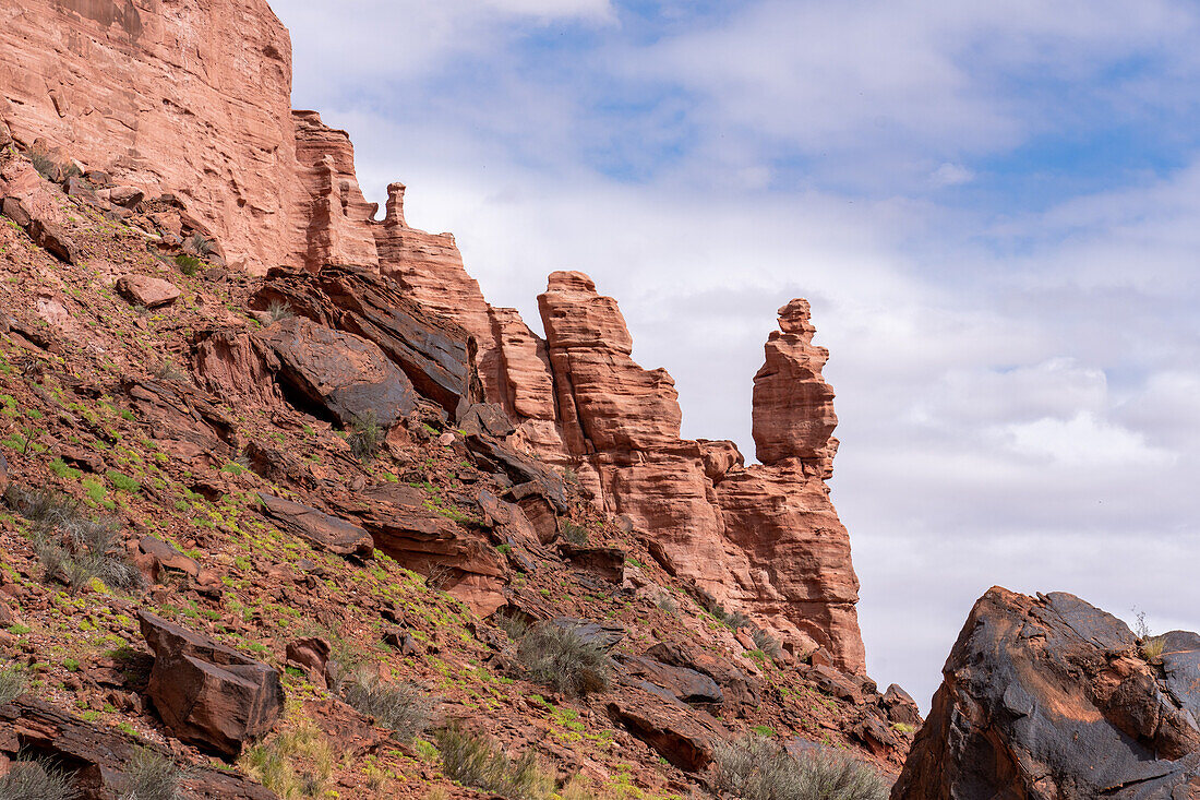 Eine Felsspitze im Sandstein der Talampaya-Formation an der Puerta del Cañon im Talampaya-Nationalpark, Argentinien.