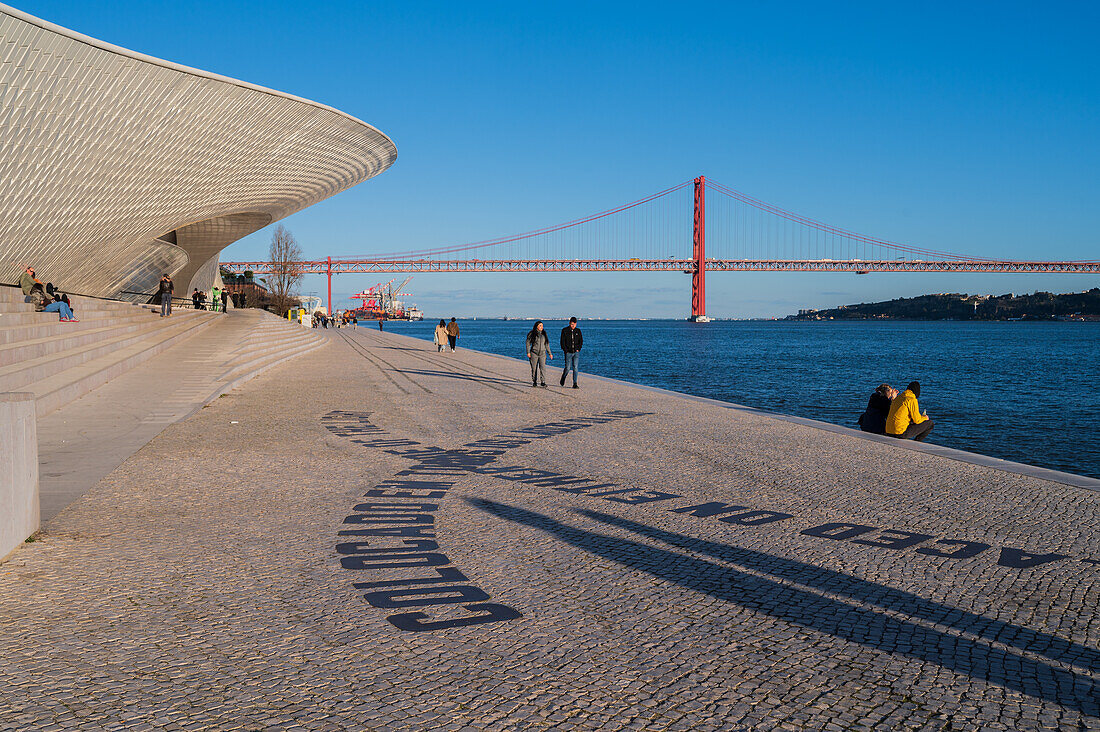 MAAT (Museum für Kunst, Architektur und Technologie) Kunsthalle, entworfen von der britischen Architektin Amanda Levete, und Brücke Ponte 25 de Abril, Belem, Lissabon, Portugal