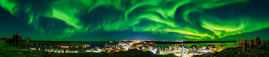 Dies ist ein 300°-Panorama der Nordlichter über Yellowknife, NWT in der Nacht vom 6. auf den 7. September 2019, während eines Substurmausbruchs um 12:45 Uhr, als der Himmel mit Polarlichtern überflutet wurde. Überall waren Vorhänge und Strahlen zu sehen. Die Erscheinung ging bald in eine allgemeine Wolke am Himmel über.