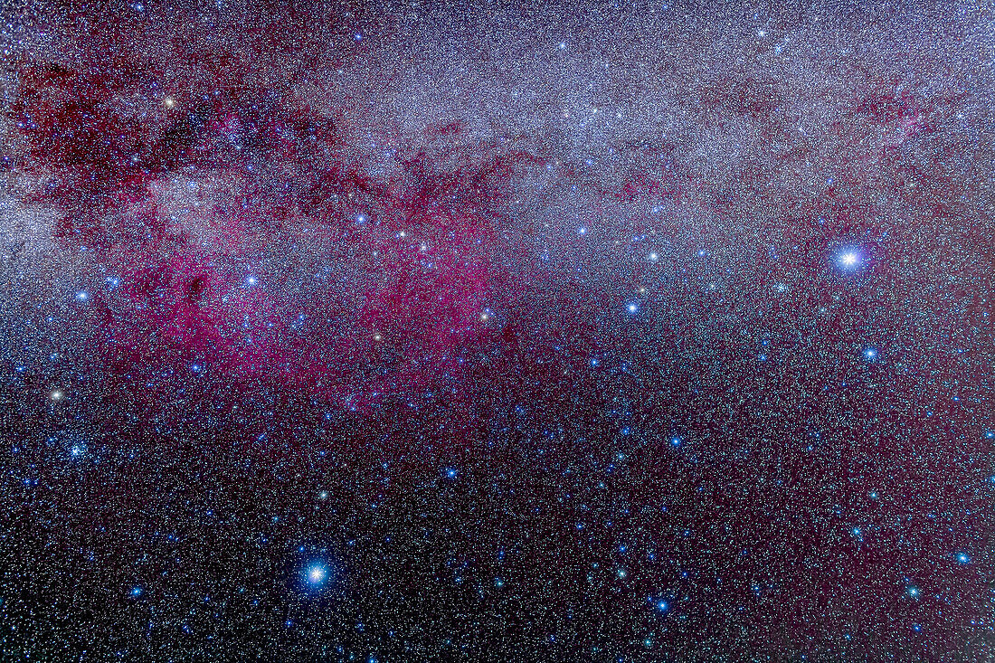 Die südliche Milchstraße von Canis Major bis Carina, einschließlich Puppis und Vela und des großen Gum-Nebel-Komplexes, einer interstellaren Blase, die von stellaren Winden aufgeblasen wird. Sirius auf der rechten Seite und Canopus unten links. Der offene Sternhaufen NGC 251t6 befindet sich ganz links. Der Sternhaufen M41 befindet sich links von Sirius.