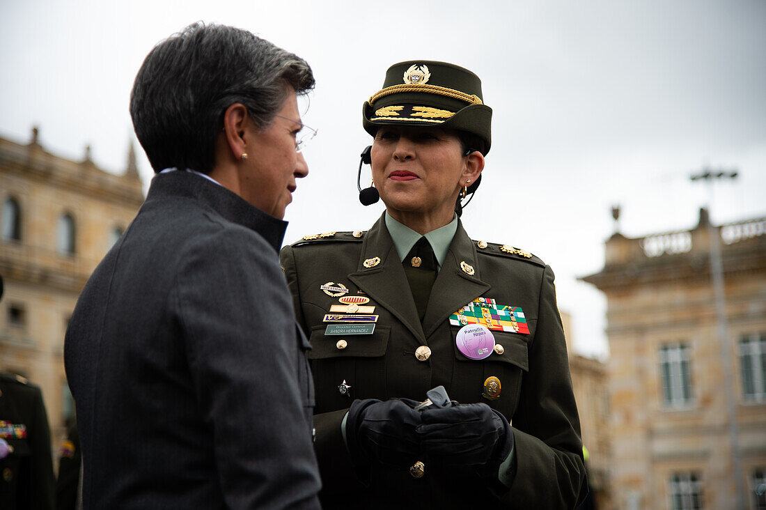 Bogotas Bürgermeisterin Claudia Lopez (L) begrüßt die neue Kommandeurin der Polizei von Bogotá, Brigadegeneralin Sandra Patricia Hernandez (R), während der Zeremonie zur Übernahme des Kommandos der kolumbianischen Polizei, Brigadegeneralin Sandra Patricia Hernandez, in Bogota, Kolumbien, 30. Juni 2023.