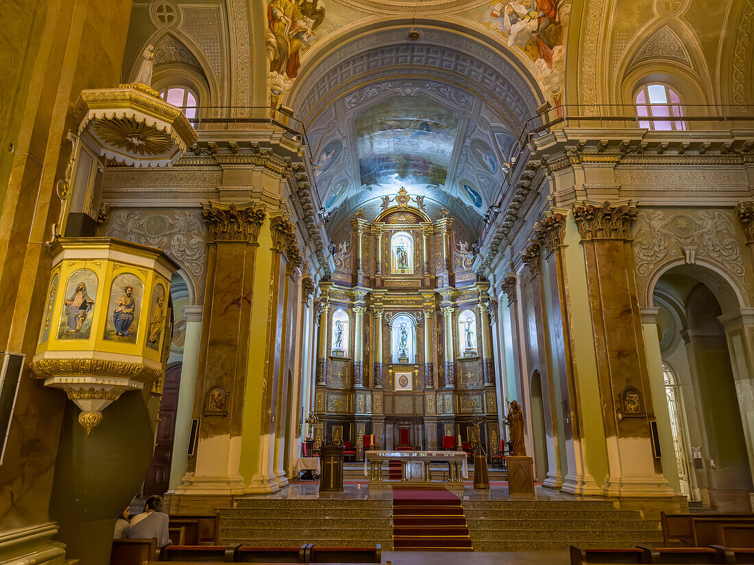 Die Kanzel, die Apsis und das Hauptaltarbild der reich verzierten Kathedrale der Unbefleckten Empfängnis in San Luis, Argentinien.
