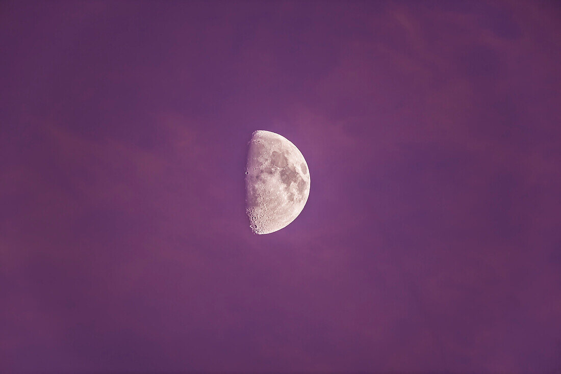 Der 8 Tage alte Mond in der Dämmerung während eines besonders farbenprächtigen Sonnenuntergangs, 8. November 2016 von zu Hause aus. Eine Einzelaufnahme durch den Explore Scientific FCD100 4-Zoll-Apo-Refraktor bei f/7 und mit der Nikon D750 bei ISO 100.