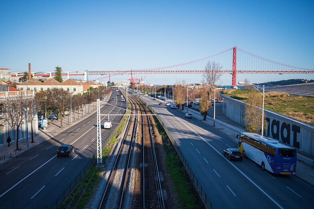 Straße und Brücke Ponte 25 de Abril, Belem, Lissabon, Portugal