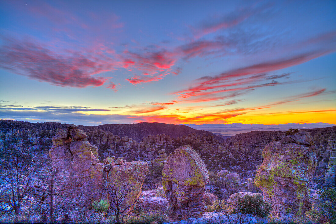 Wolken und Farben bei Sonnenuntergang am 3. Dezember 2013 vom Massai Point, Chiricahua National Monument, Arizona. Dies ist ein HDR High Dynamic Range Stack mit 7 Einzelbildern, um den hohen Kontrast des hellen Himmels und des dunklen Vordergrunds in einem Bild zu komprimieren. Kombiniert mit Photomatix Pro. Aufgenommen mit der Canon 5D MkIi und dem Canon 24mm Objektiv bei f/8. Aus Bildern _MG_6996_6997_6998_6999_7000_7001_7002, die in 2/3-Blendenschritten aufgenommen wurden.