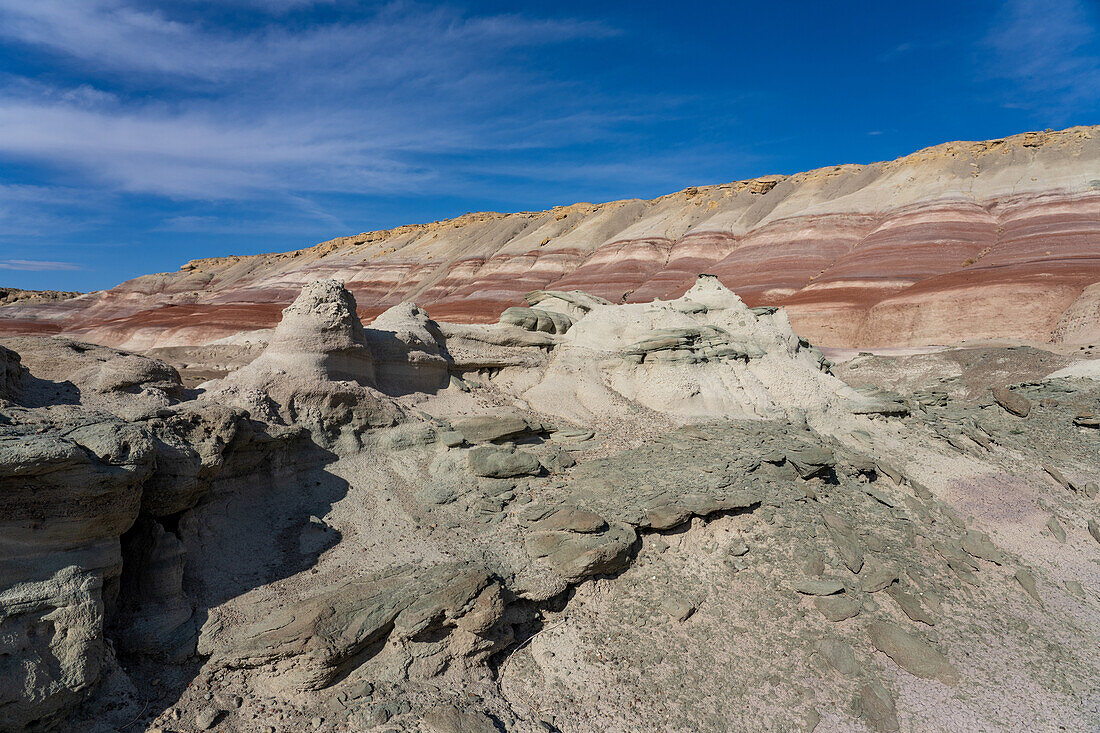 Erodierte Formationen in den bunten Bentonit-Tonhügeln der Morrison-Formation in der Caineville-Wüste bei Hanksville, Utah.