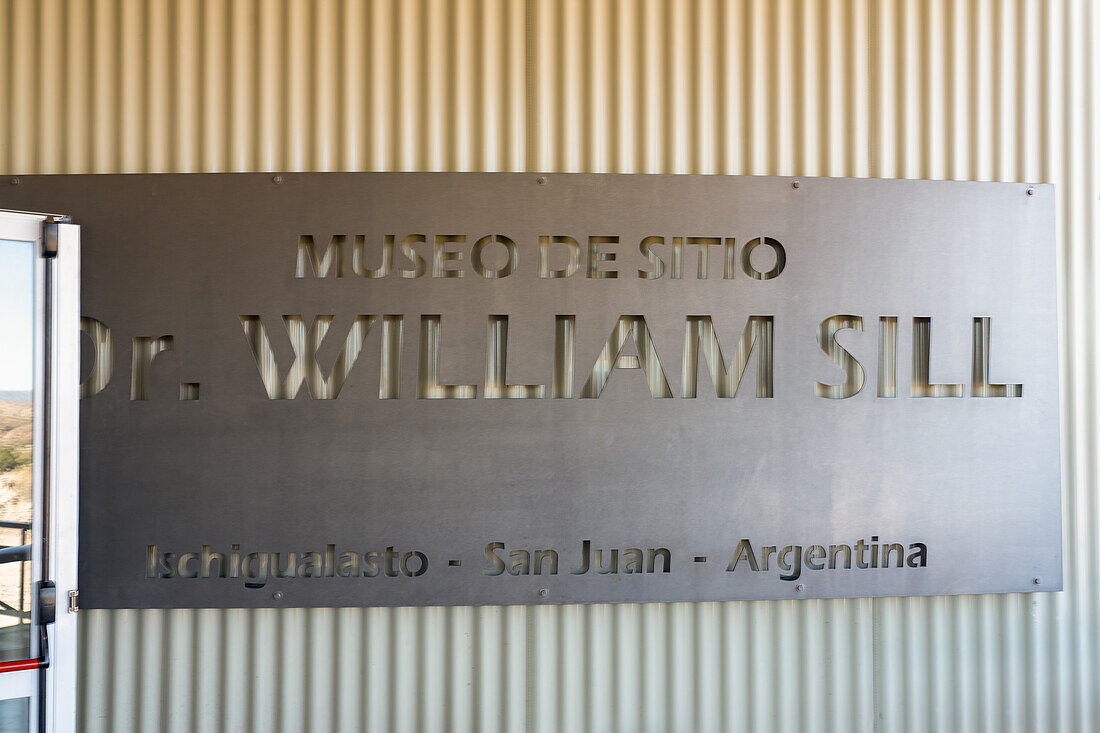 Schild am Dr. William Sill Site Museum im Ischigualasto Provincial Park in der Provinz San Juan, Argentinien.