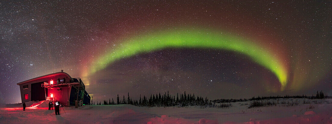 Ein 180°-Panorama des klassischen Bogens des Polarlichtovals über dem Nordhimmel, aufgenommen im Churchill Northern Studies Centre, Churchill, Manitoba, am 1. März 2022. Von diesem Längengrad aus ist das Polarlichtoval normalerweise genau im Norden zentriert, so auch hier.