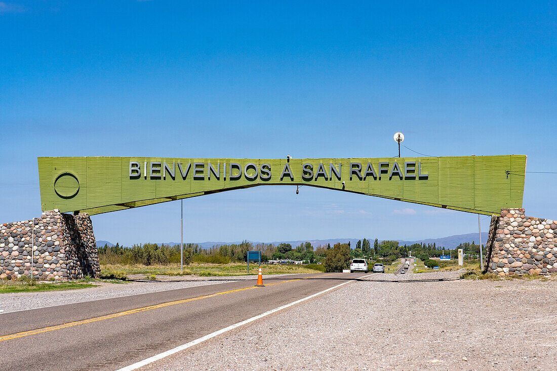 Ein Willkommensschild über der Ruta 143, der Schnellstraße nach San Rafael, Provinz Mendoza, Argentinien.
