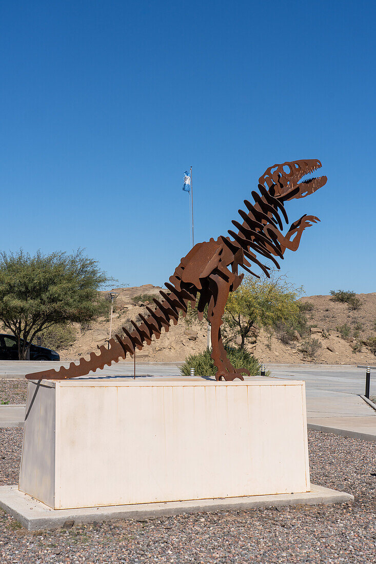 Eine Metallskulptur eines Dinosauriers vor dem Museum im Ischigualasto Provincial Park, Provinz San Juan, Argentinien.