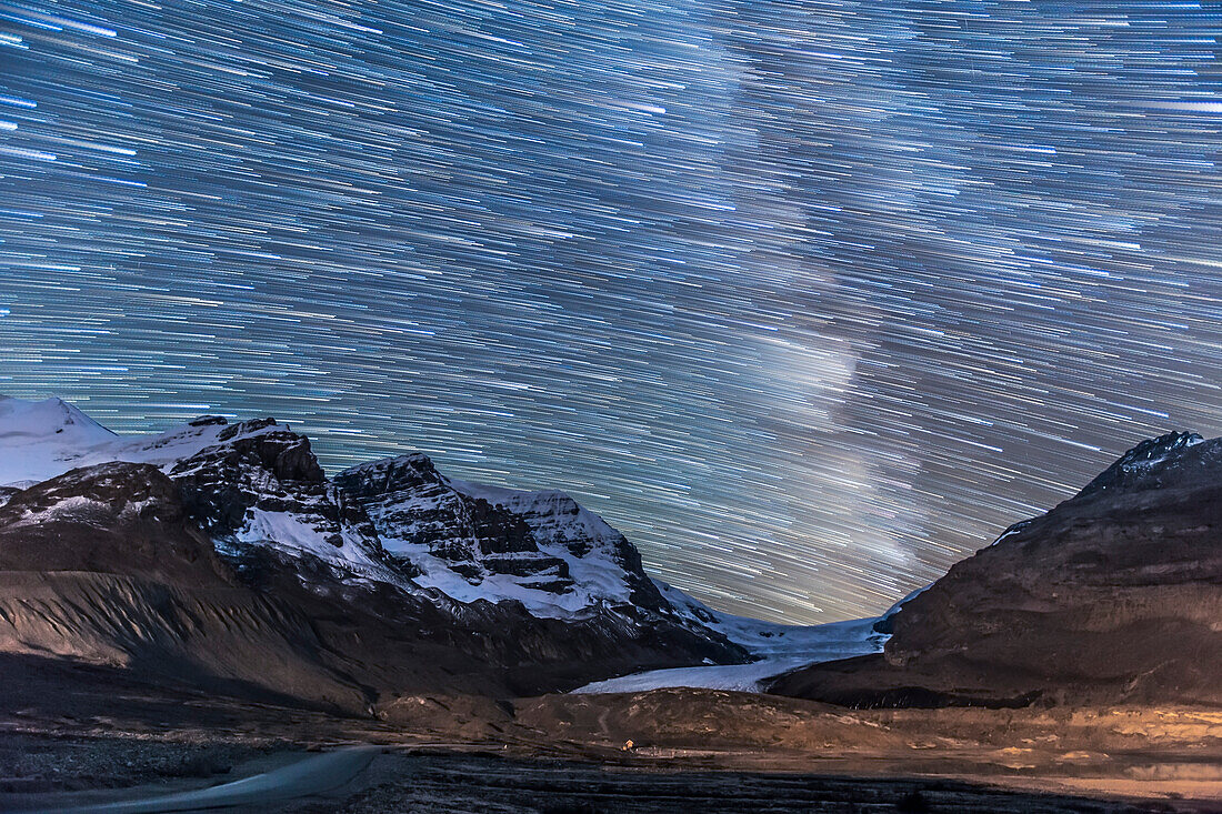 Sterne, die in Spuren über dem Athabasca Gletscher und den Columbia Icefields untergehen, 14. September 2014. Die Milchstraße ist rechts im Bild zu sehen.