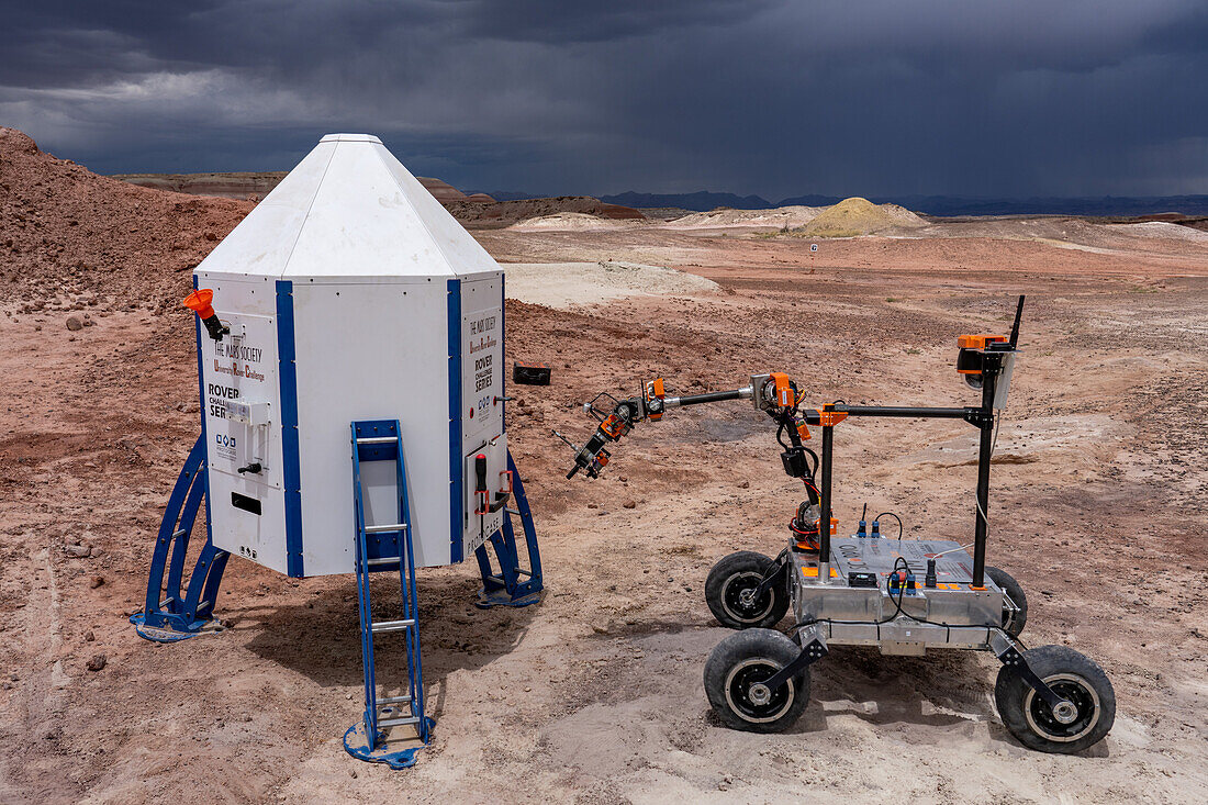 Der Project Scorpio Mars Rover arbeitet auf dem Mars Lander im Rahmen der University Rover Challenge. Forschungsstation in der Marswüste, Utah. Breslauer Universität für Wissenschaft und Technologie, Polen.