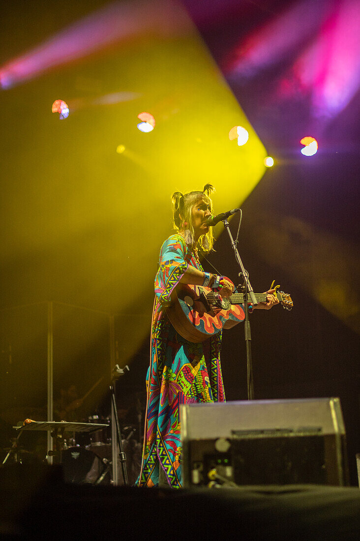 Die kolumbianische Band Aterciopelados tritt live beim Vive Latino 2022 Festival in Zaragoza, Spanien, auf.