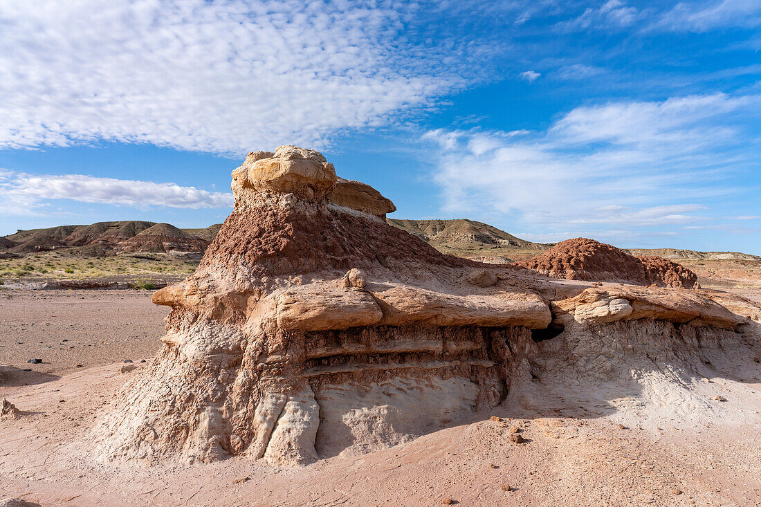 Erodierte Formationen in den bunten Bentonit-Ton-Hügeln der Morrison-Formation in der Caineville-Wüste bei Hanksville, Utah.