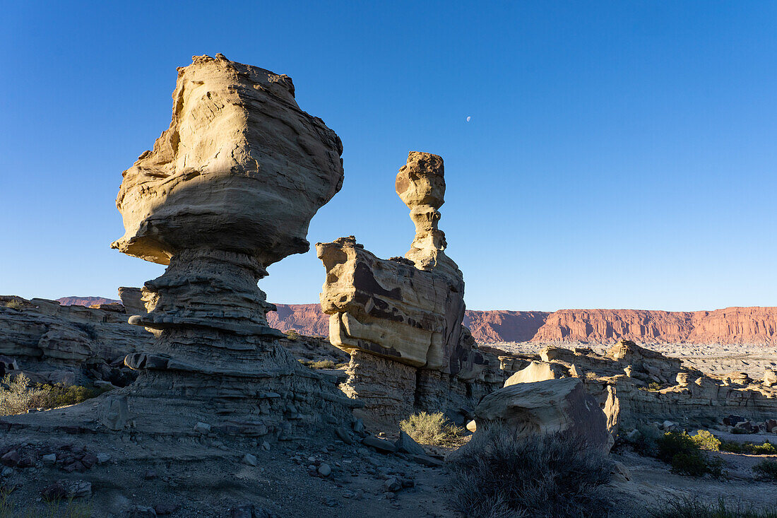 Mond über dem Submarine, einer erodierten Sandsteinformation im Ischigualasto Provincial Park, Provinz San Juan, Argentinien.