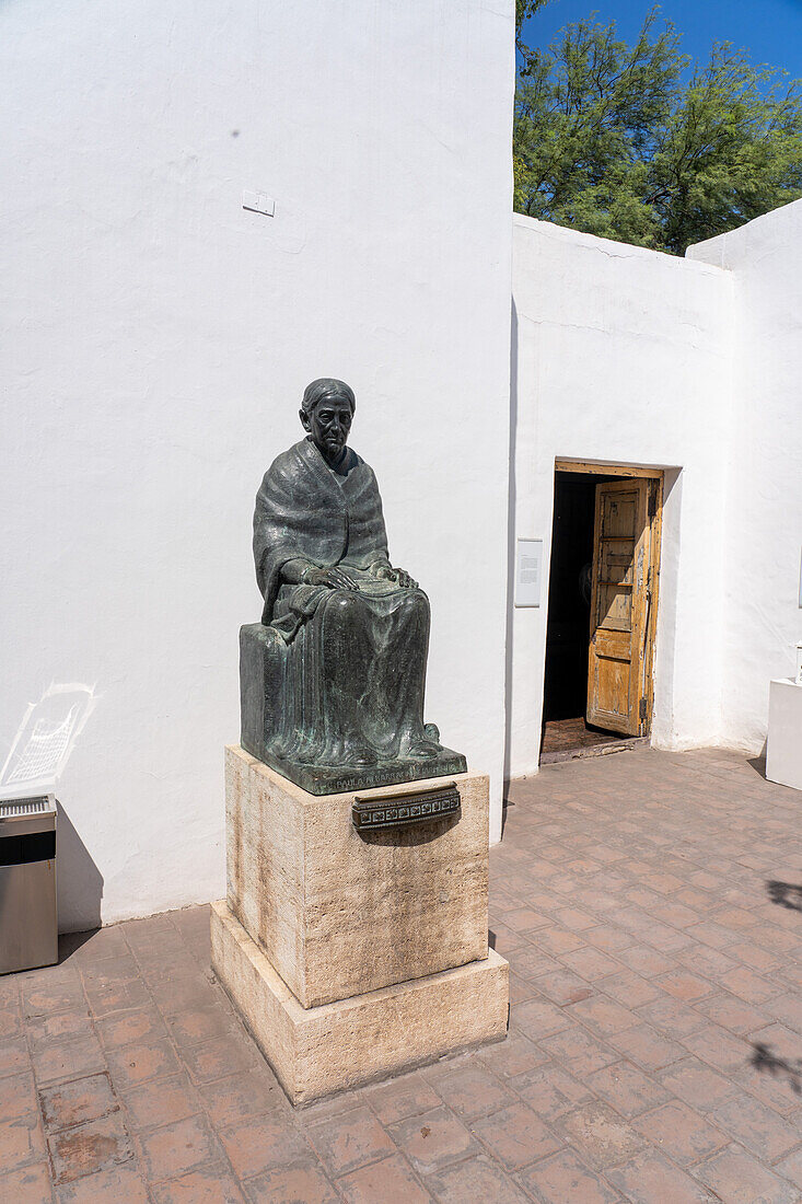 Eine Statue von Paula Albarracin de Sarmiento im Geburtshausmuseum von Domingo F. Sarmiento in San Juan, Argentinien. Sie war die Mutter von Domingo Sarmiento.