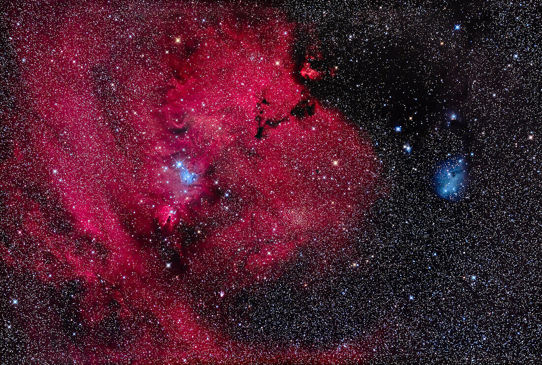 Dies ist die nebelreiche Region im Sternbild Monoceros, dem Einhorn, mit dem dunklen Kegelnebel (links der Mitte) und dem kleinen V-förmigen und hellen Hubbles-Veränderlichen-Nebel unten, einem Reflexionsnebel, der in Form und Helligkeit variiert. Oberhalb des Kegelnebels befindet sich der dreieckige Weihnachtsbaumhaufen NGC 2264, der hier auf dem Kopf steht, da der helle blaue Stern 15 Mon die Basis des Baumes bildet. Die große Nebelregion ist Sharpless 2-273. Der V-förmige Dunkelnebel über der Mitte ist LDN 1603.
