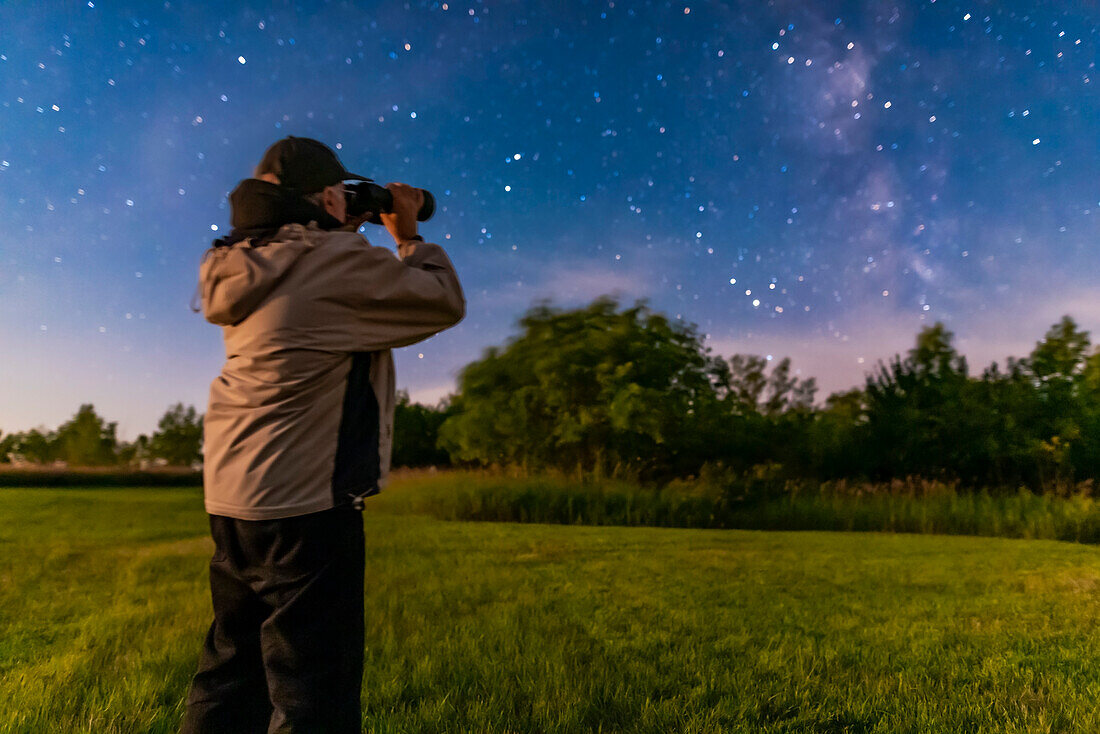 Ein Selfie von mir bei der Beobachtung mit dem Celestron 15x70 SkyMaster Fernglas, im Licht des aufgehenden zunehmenden Mondes, von zu Hause aus am 20. August 2019.