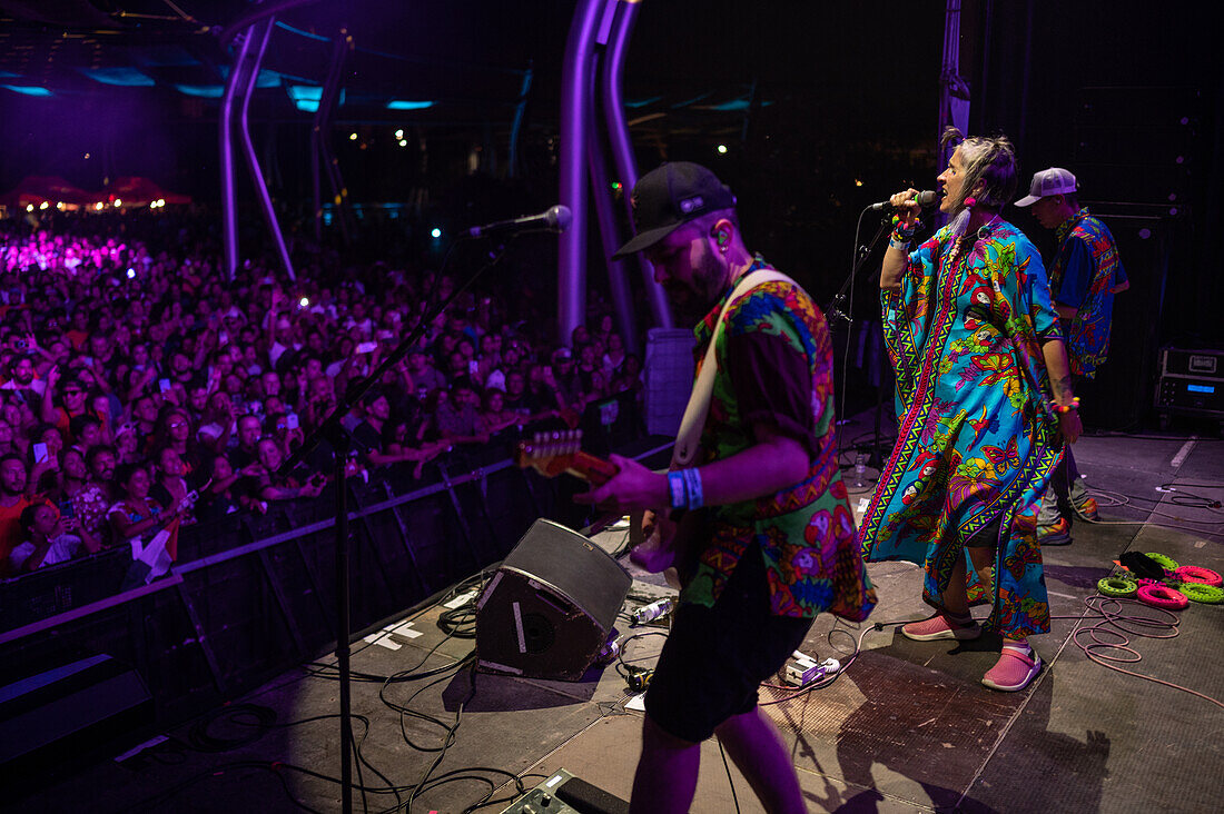 Die kolumbianische Band Aterciopelados tritt live beim Vive Latino 2022 Festival in Zaragoza, Spanien, auf