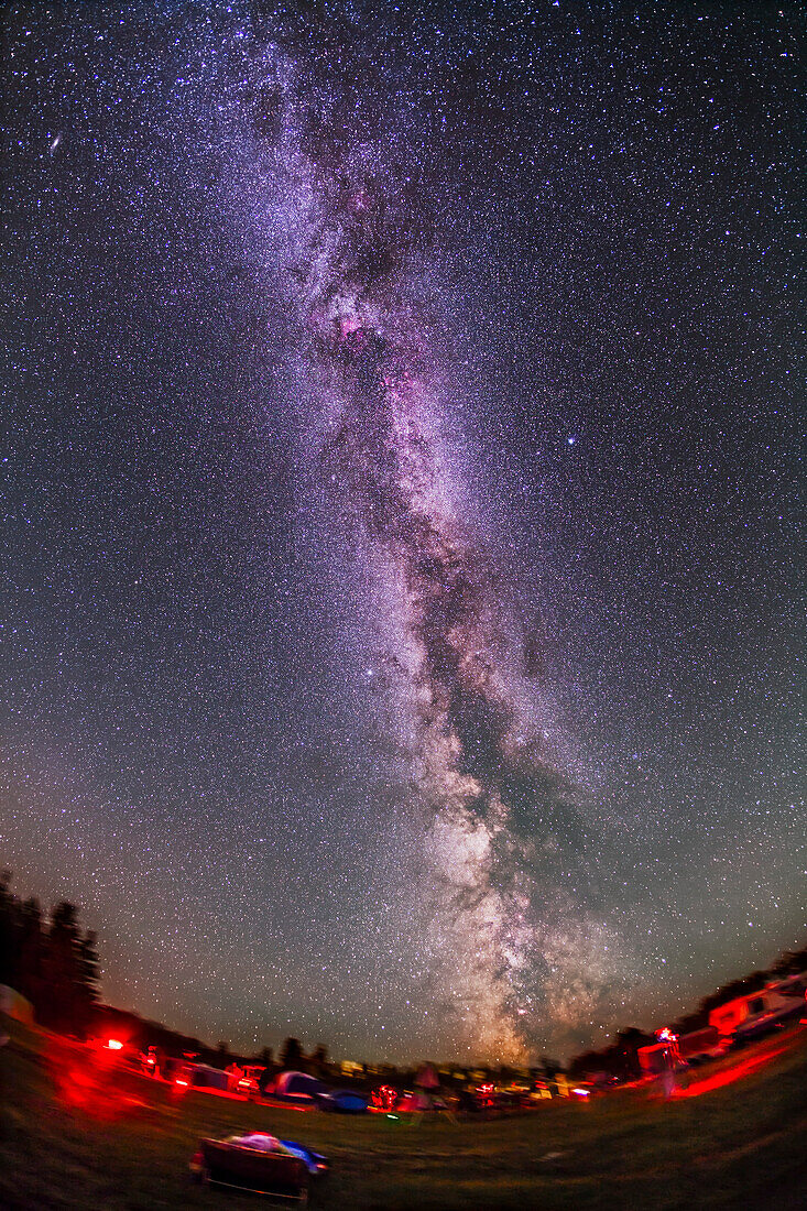 Die nördliche Sommermilchstraße über der Saskatchewan Summer Star Party in Cypress Hills, Saskatchewan, Kanada, 18. August 2012. Aufgenommen mit der Canon 5D MkII bei ISO 800 und 15-mm-Objektiv bei f/4 für einen Stapel (Mittelwert kombiniert) von vier 5-Minuten-Belichtungen, die alle nachgeführt wurden. Der Boden ist nur auf einer dieser Aufnahmen zu sehen (der Boden ist in den anderen Schichten ausgeblendet).