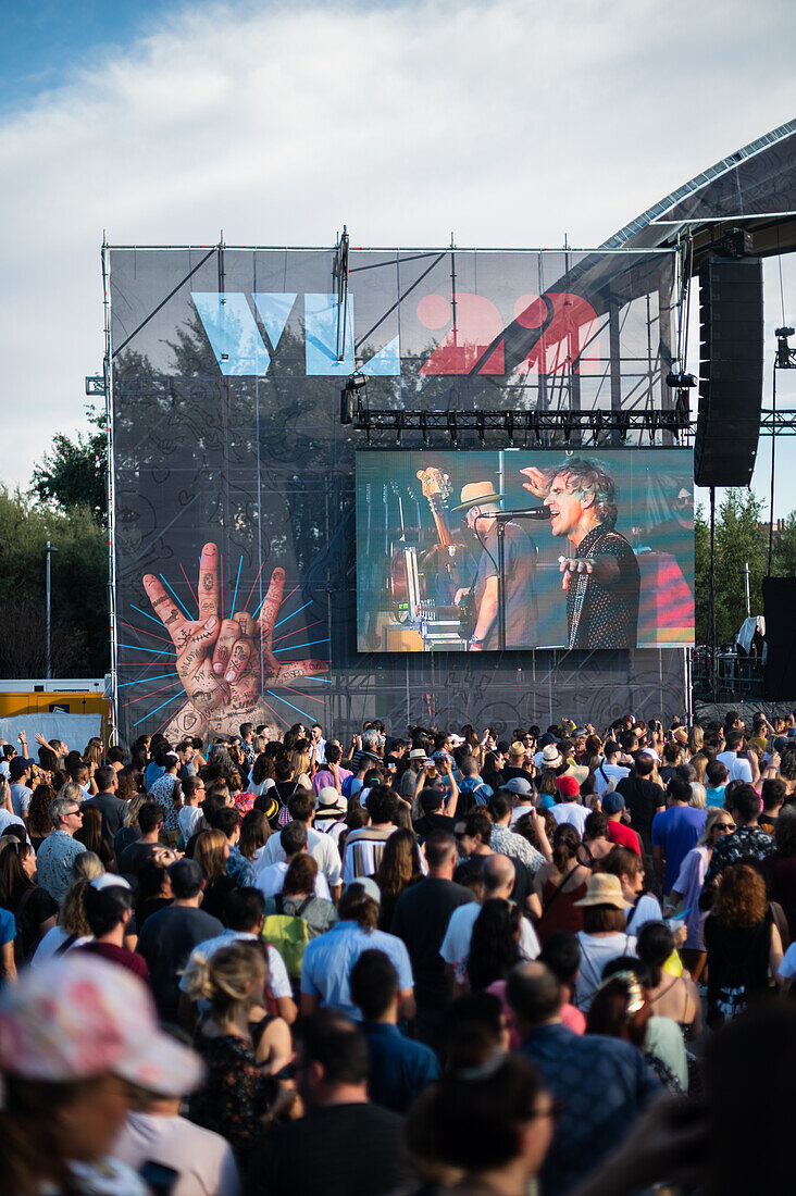 Der spanische Sänger Mikel Erentxun tritt live beim Vive Latino 2022 Festival in Zaragoza, Spanien, auf