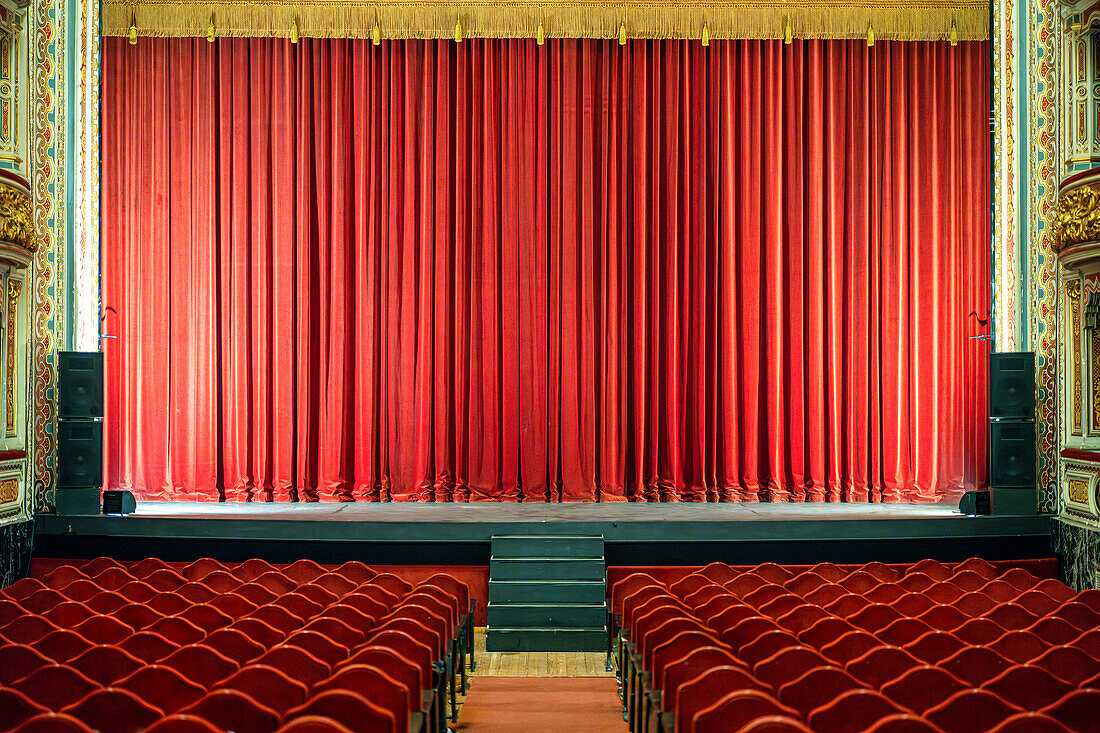 Der Vorhang eines leeren Lope de Vega Theatersaals (Sevilla, Spanien)
