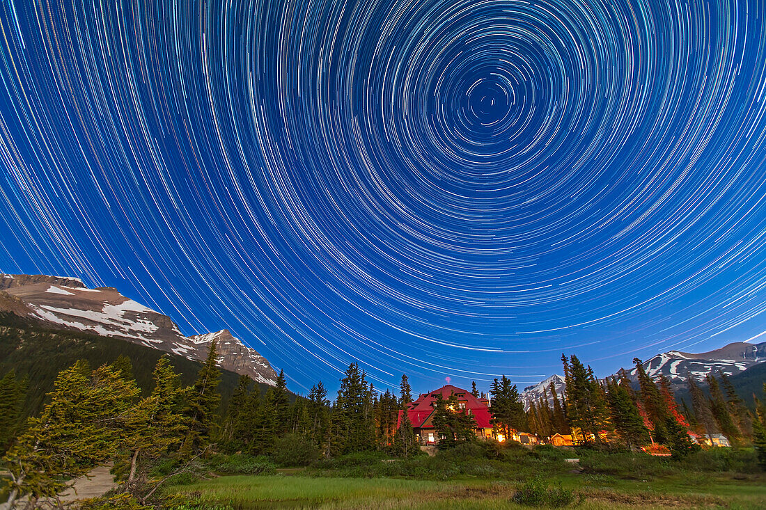 Eine Zusammenstellung von 233 Bildern, aufgenommen mit der Canon 5D MkII und dem 16-35mm Objektiv, am Bow Lake in Banff, die zirkumpolare Sternenspuren am Himmel mit Blick nach Norden über die Num-Ti-Jah Lodge zeigen. Jedes Bild dauerte 50 Sekunden und wurde in Abständen von 1 Sekunde bei ISO 1250 und Blende 4 aufgenommen. In Photoshop mit der Photoshop-Aktion von Chris Schur übereinandergelegt.