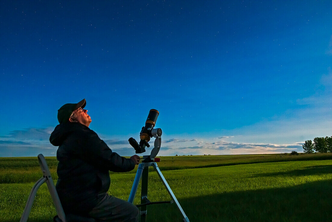Ein Selfie von mir bei der Beobachtung im Mondlicht mit dem 80-mm-Apo-Refraktor. Zur Verwendung als Buchillustration.