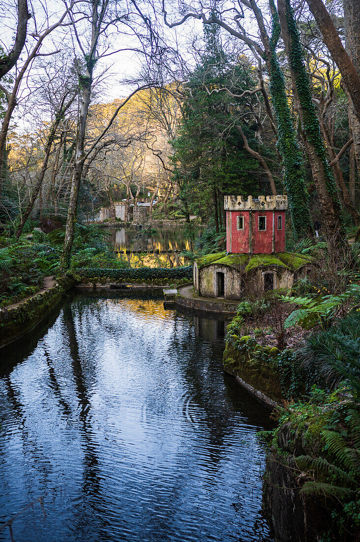 Antikes Entenhaus, das einem Turm ähnelt, im Tal der Seen und der Vogelbrunnen im Park und Nationalpalast von Pena (Palacio de la Pena), Sintra, Portugal
