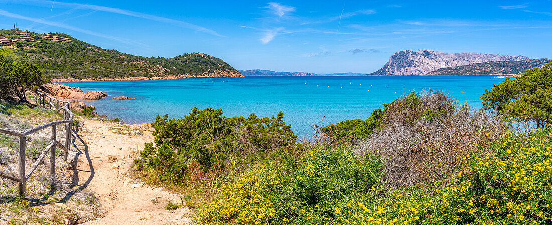 Blick auf den Strand von Capo Coda Cavallo und die Isola di Tavolara im Hintergrund, Sardinien, Italien, Mittelmeer, Europa