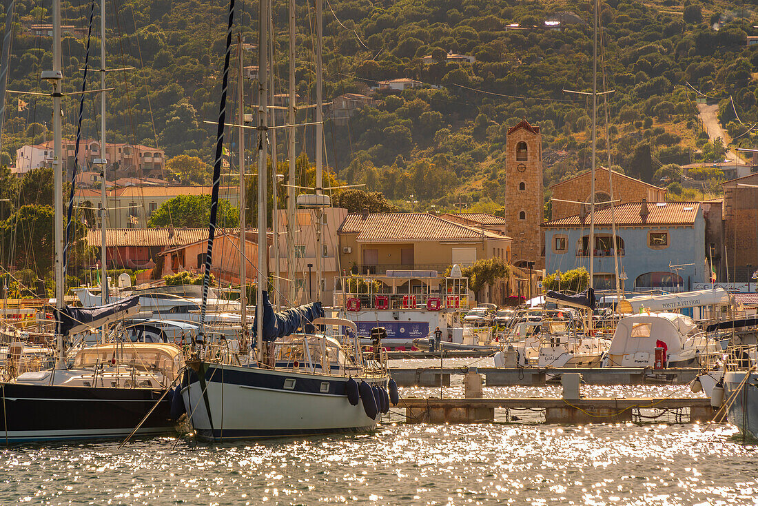 Blick auf Hafen und Boote und Kirche in Cannigione, Cannigione, Sardinien, Italien, Mittelmeer, Europa