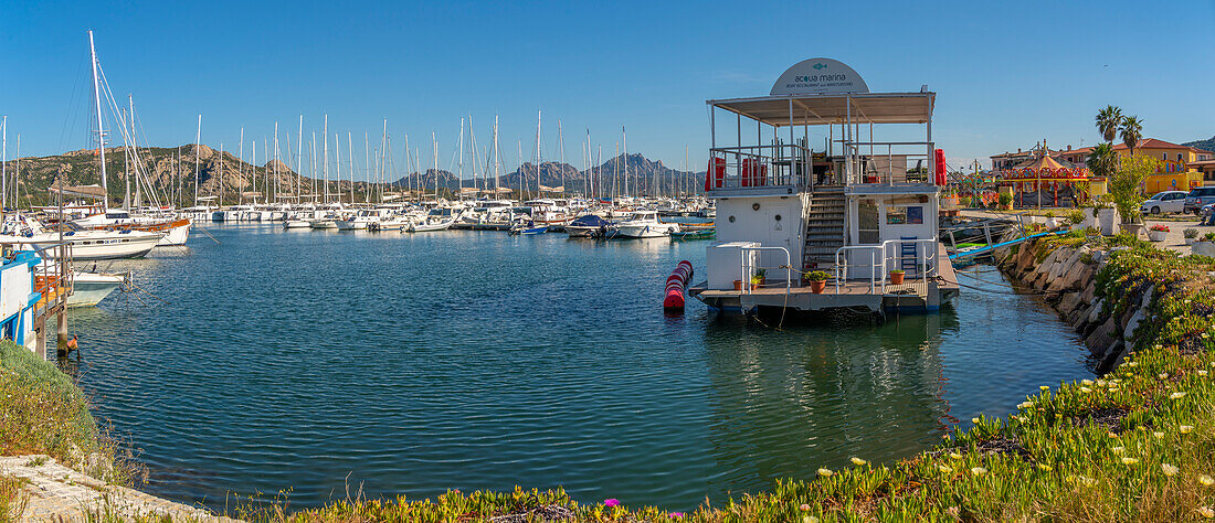 Blick auf Hafen und Boote bei Cannigione, Cannigione, Sardinien, Italien, Mittelmeer, Europa