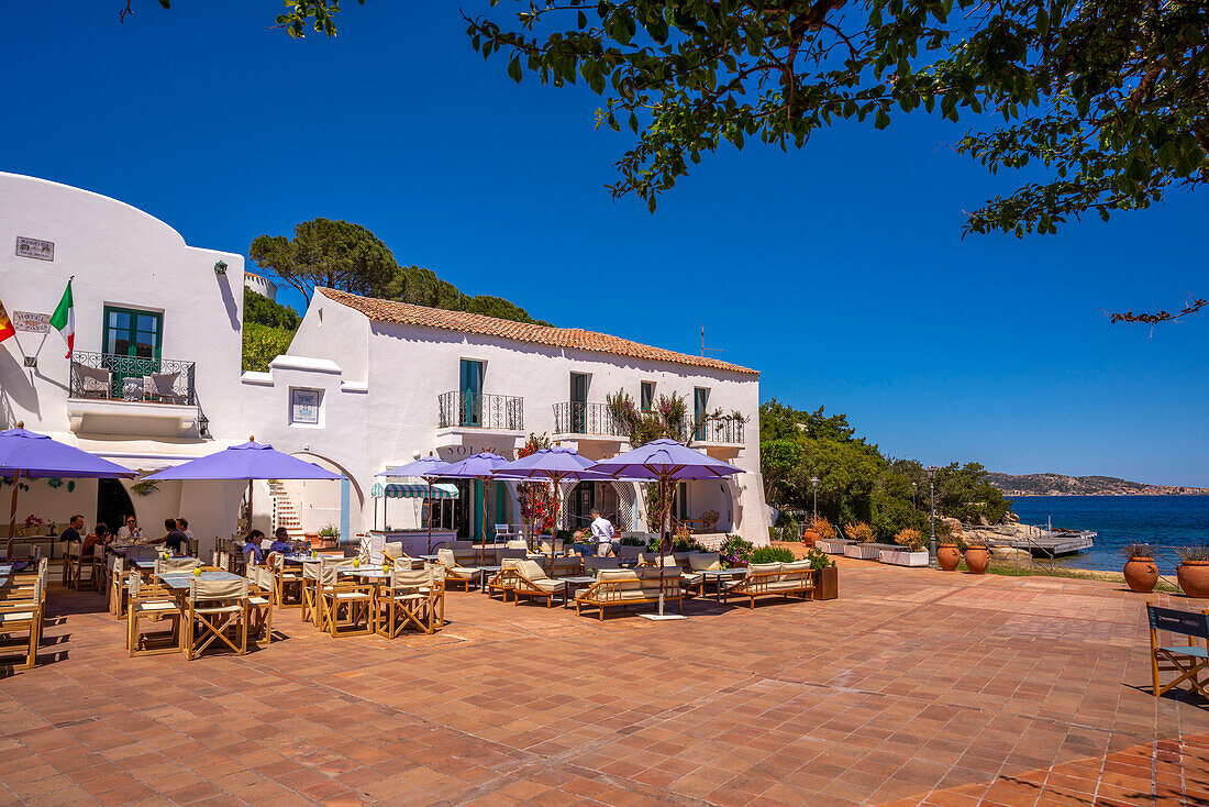 Blick auf das Restaurant auf der Piazza Rafael Neville, Porto Rafael, Sardinien, Italien, Mittelmeer, Europa