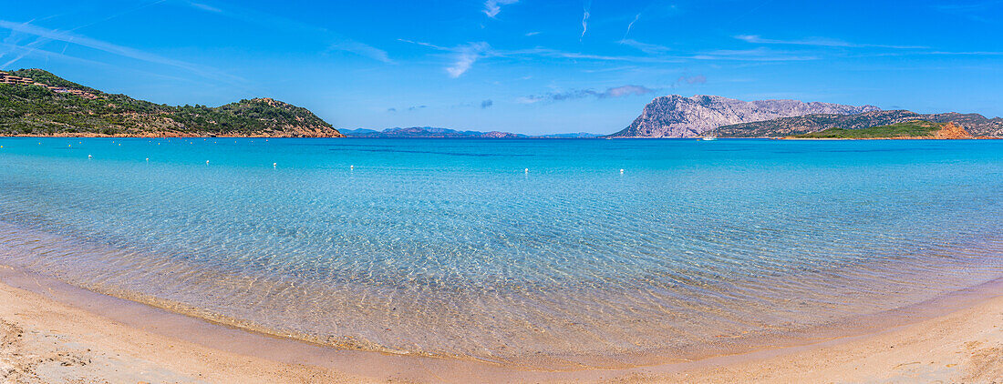 Blick auf den Strand von Capo Coda Cavallo und die Isola di Tavolara im Hintergrund, Sardinien, Italien, Mittelmeer, Europa